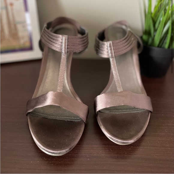 Kenneth Cole Reaction Sandals (9) - Picture 2 of 9